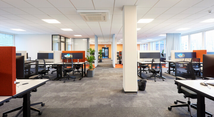 Foto aus dem modernen und farbenfrohen Kundenservice-Center.