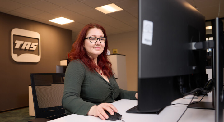 Melanie Rische am Arbeitsplatz in der Leipziger Zentrale.