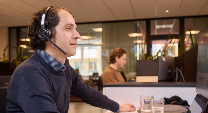 Robert mit Headset beim Video-Call.