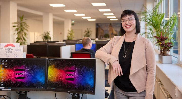 Teamleiterin Saskia Henning an einem Arbeitsplatz im Service-Center.